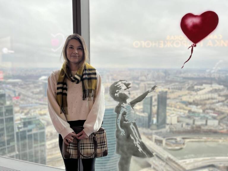 Banksy's reproduction "Girl with a Balloon". On a tour of Moscow City