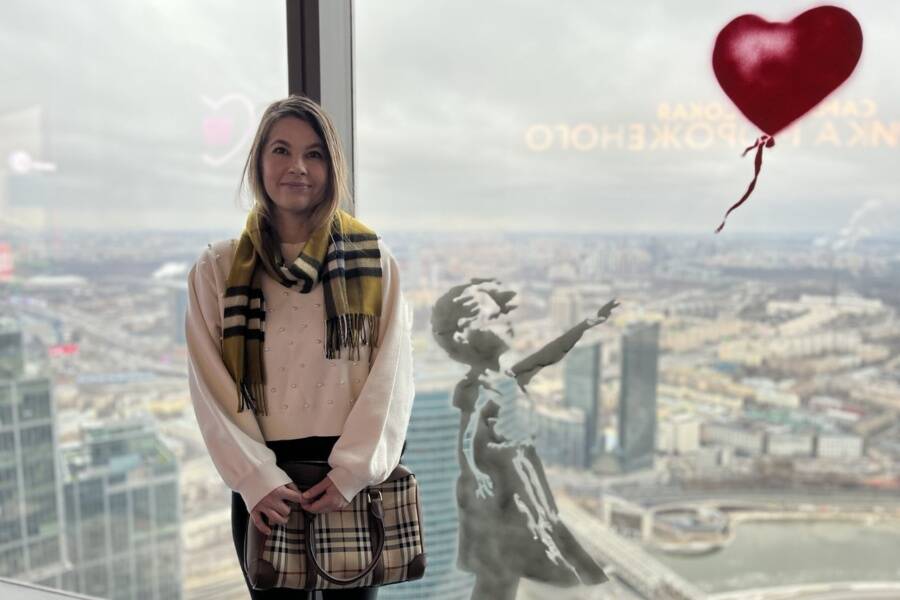 Копия работы Бэнкси 'Девочка с шариком'. Репродукция Бэнкси "Девочка с воздушным шаром". На экскурсии по Москва-Сити