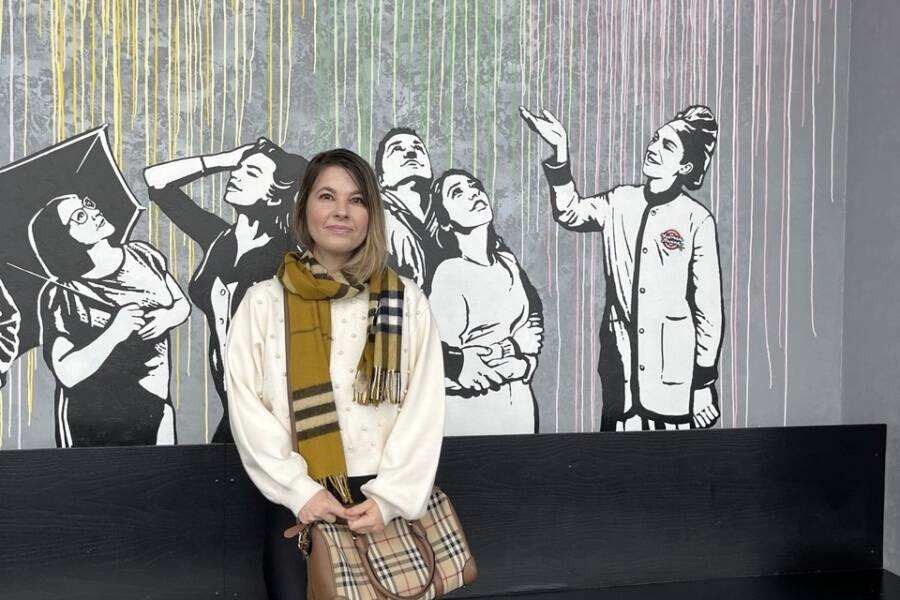 Прогулка с гидом по Москве Экскурсия по Москве. Иностранка гуляет с гидом по Москва-Сити