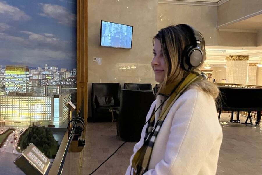 Гостья из-за границы восхищается диорамой Москвы в гостинице 'Рэдиссон'. Личная прогулка с гидом по столице. Иностранка любуется диорамой Москвы в отеле "Рэдиссон". Индивидуальная экскурсия по городу