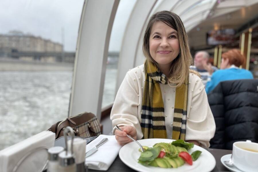 Индивидуальная прогулка с гидом по Москва-реке. Обеденный перерыв на воде Обед в ходе прогулки по Москва-реке. Индивидуальная экскурсия