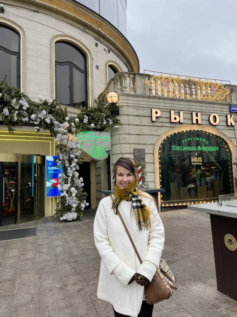 Вход в Центральный рынок. Индивидуальная экскурсия по Москве для иностранки