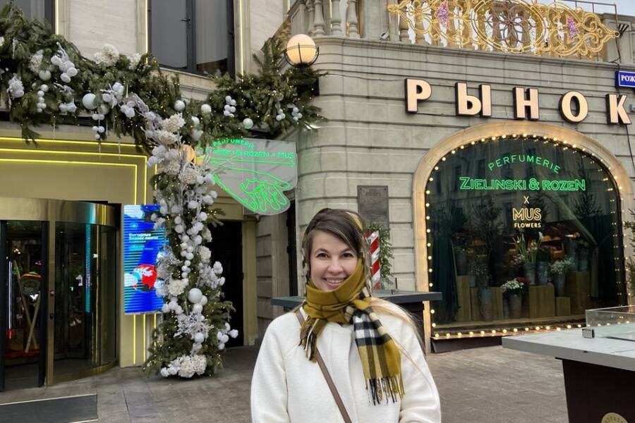 Вход в Центральный рынок. Индивидуальная экскурсия по Москве для иностранки