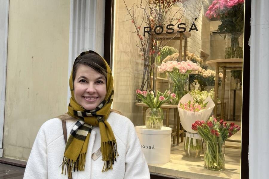 Дениз из Румынии гуляет с гидом по Москве. Индивидуальная экскурсия