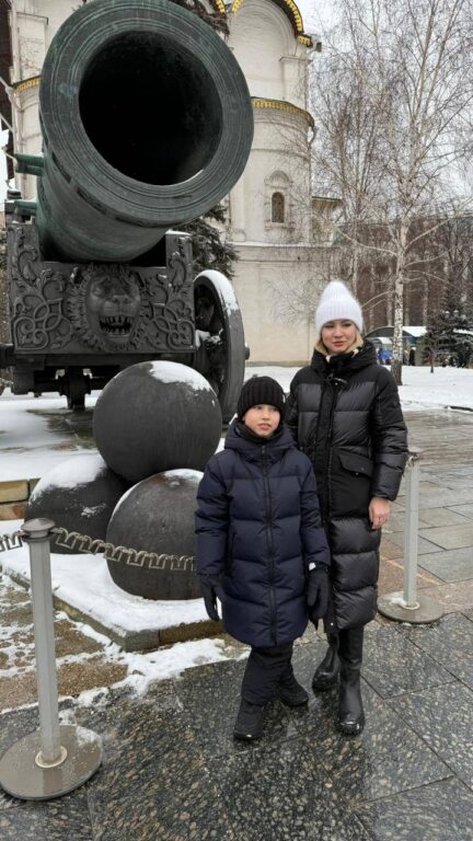 Царь-Пушка на территории Кремля. Экскурсия по столице России Царь-Пушка в Кремле. Прогулка с гидом по Москве