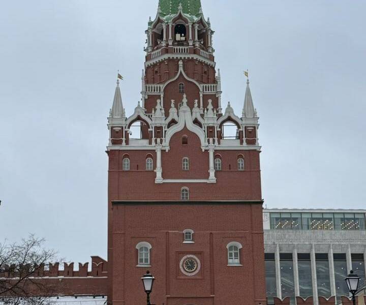 Троицкая башня Кремля. Экскурсия в Москве