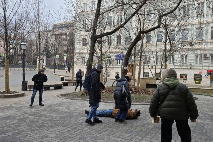 Вид из окна Брюсов-холла в Вознесенском переулке, где люди во что-то играли, разыгрывали какую-то сцену. Рок-н-ролл московских школ и дворов. Прогулка с гидом на тему Пушкина