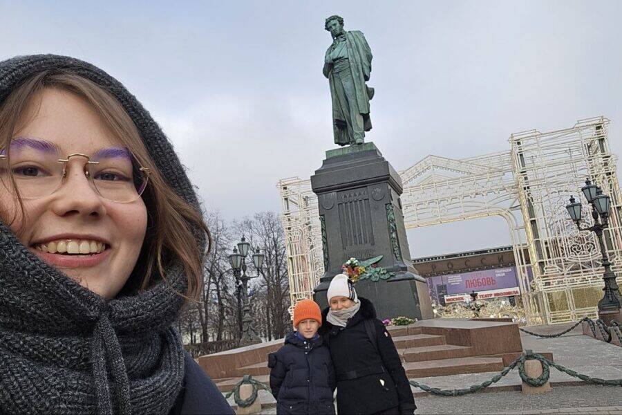 Селфи гида у памятника Пушкину