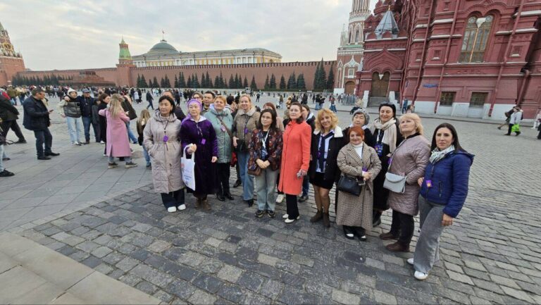 In front of the Kremlin and the Historical Museum. A personal guided walk around Moscow for historians. Against the backdrop of the Kremlin and the Historical Museum. Individual excursion for historians in Moscow