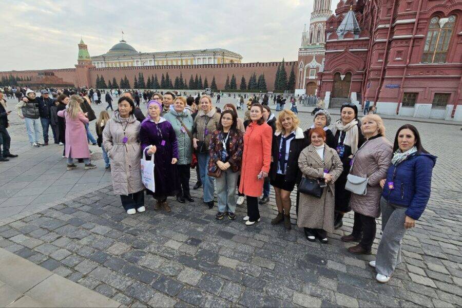 Перед Кремлём и Историческим музеем. Персональная прогулка с гидом по Москве для специалистов-историков. На фоне Кремля и Исторического музея. Индивидуальная экскурсия для историков по Москве