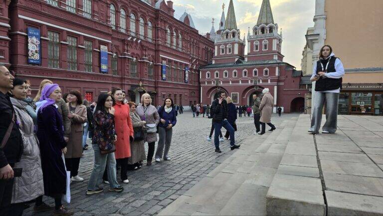 Экскурсия для преподавателей по Москве. Исторический музей на фоне