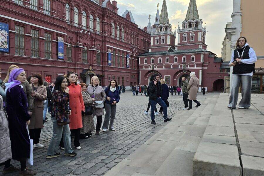 Путешествие с гидом для учителей по Москве. На заднем плане Исторический музей Экскурсия для преподавателей по Москве. Исторический музей на фоне