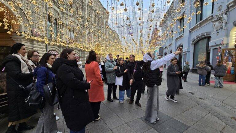 Никольская улица. Гид показывает историю Москвы группе преподавателей