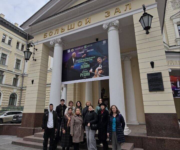 Экскурсанты у входа в Большой концертный зал имени Петра Чайковского