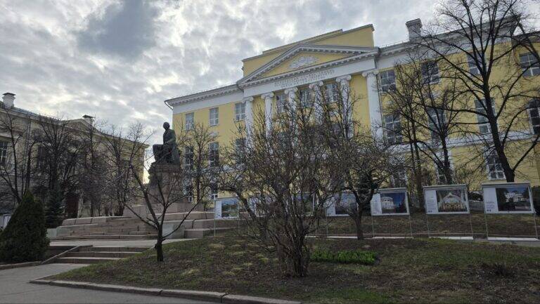 Здание корпуса МГУ, сейчас это Факультет Журналистики. Экскурсия по Москве для музыкантов