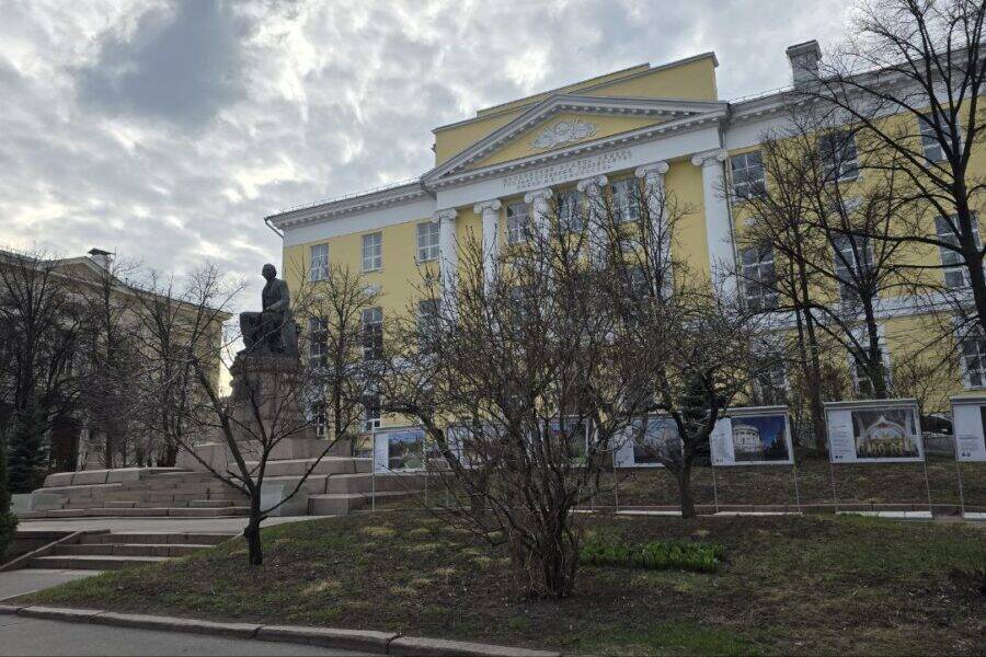 Здание корпуса МГУ, сейчас это Факультет Журналистики. Экскурсия по Москве для музыкантов