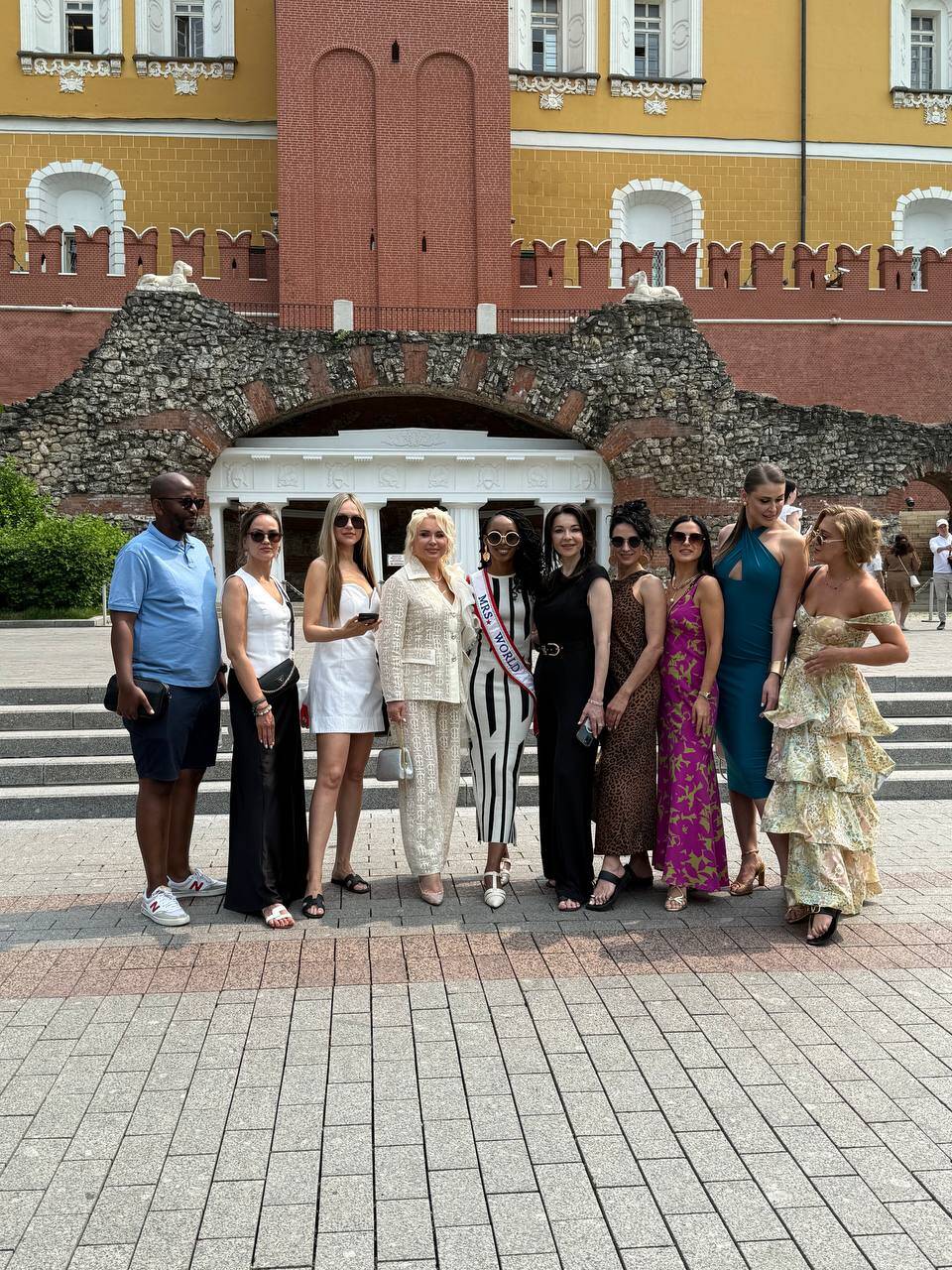 Индивидуальная экскурсия для Миссис Мира по Москве. Участники на фоне Итальянского грота в Александровском саду