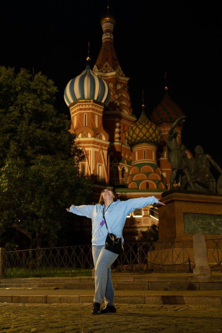 Большая экскурсионная группа в Москве