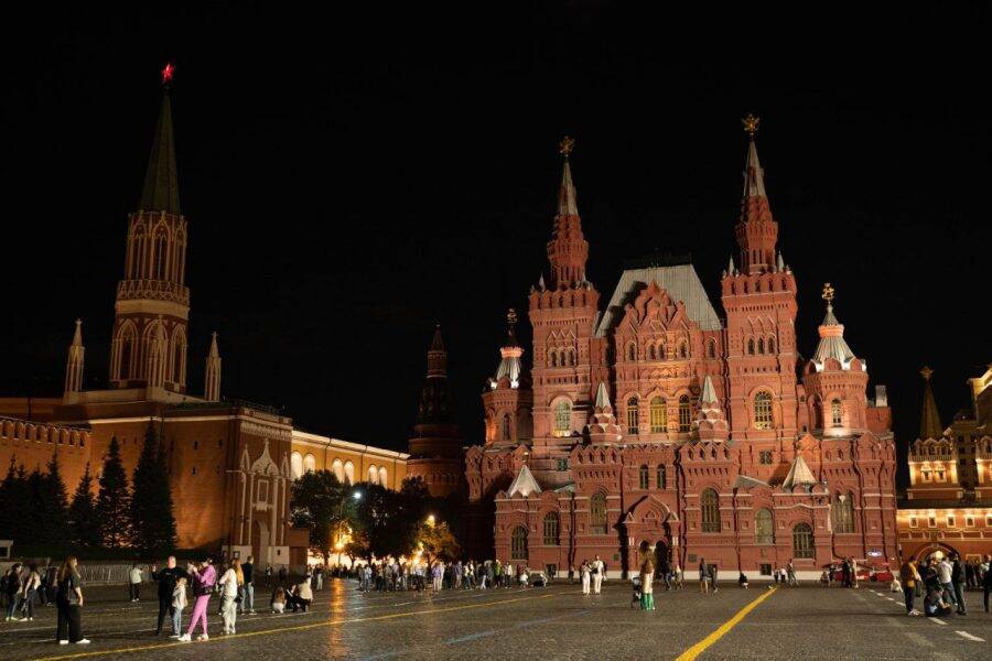 Ночной вид на Исторический музей. Прогулка с гидом по Москве Исторический музей ночью. Экскурсия по Москве