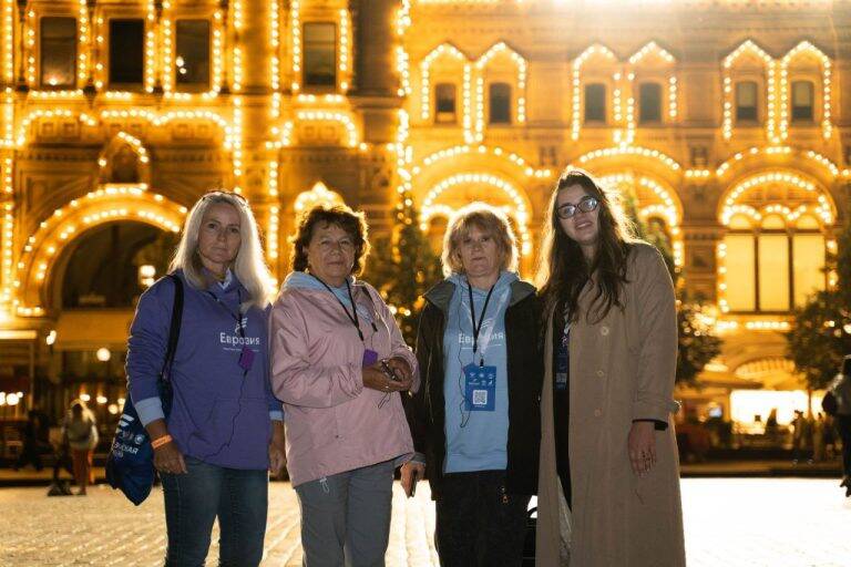 На фоне ночного ГУМа. Экскурсия для преподавателей