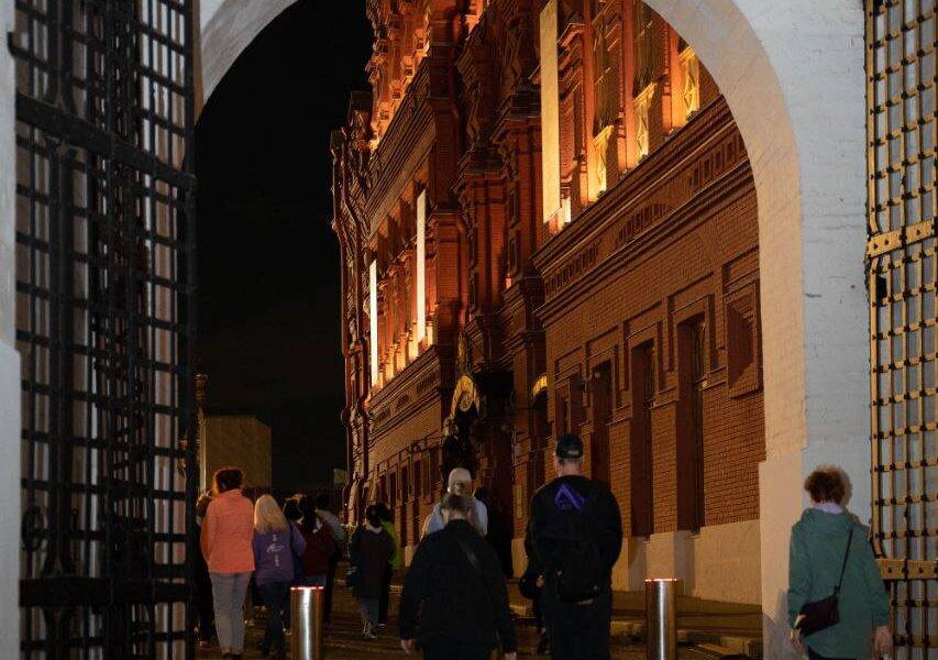 Воскресенские ворота. Ночное путешествие с гидом по Москве Воскресенские ворота. Ночная экскурсия по Москве