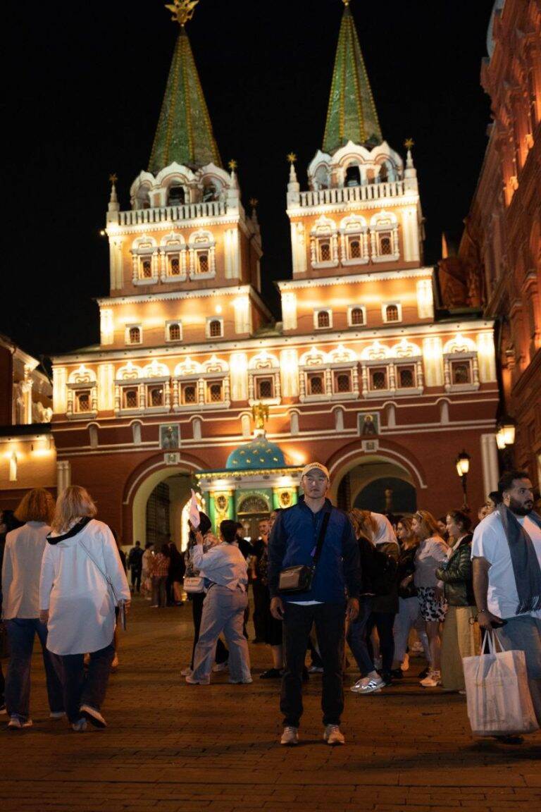 Tverskaya Chapel and Resurrection Gate. Moscow Tour