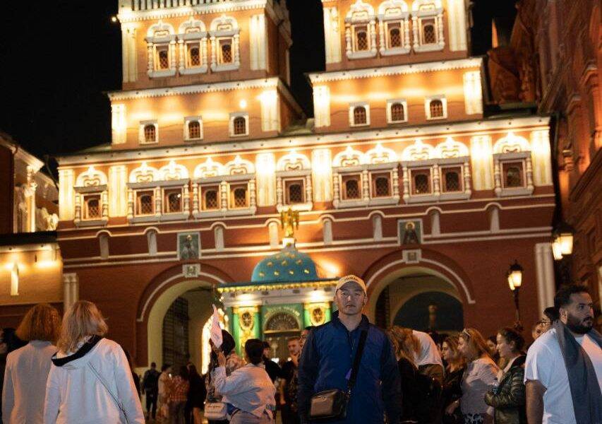 Воскресенские ворота и часовня на Тверской. Прогулка с гидом по Москве Тверская часовня и Воскресенские ворота. Экскурсия по Москве