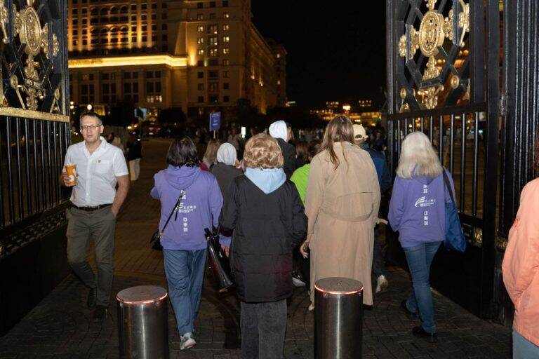 Выходим из Александровского сада. Экскурсия по Москве