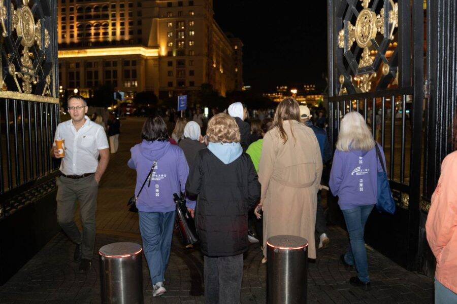 Покидаем Александровский сад. Прогулка с гидом по Москве Выходим из Александровского сада. Экскурсия по Москве