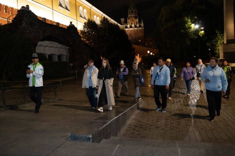 为两百人安排的亚历山大花园导览游