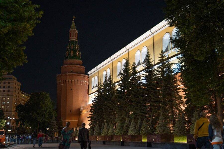 Экскурсия вдоль стен Кремля У стен Кремля. Экскурсия по Москве