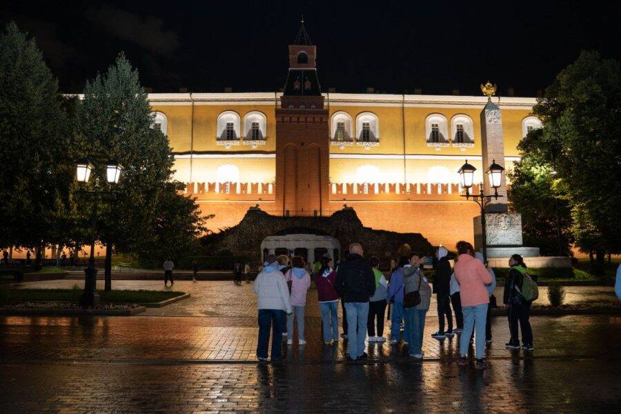 Вид на Грот. Прогулка с гидом по ночной Москве Вид на Грот. Экскурсия по ночной Москве