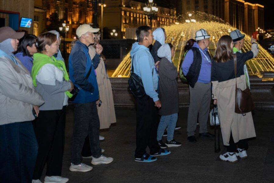 На Охотно ряду туристы из Кыргызстана внимательны к рассказу гида во время ночной прогулки с гидом Гости из Кыргызстана слушают гида на Охотно ряду в ходе ночной экскурсии