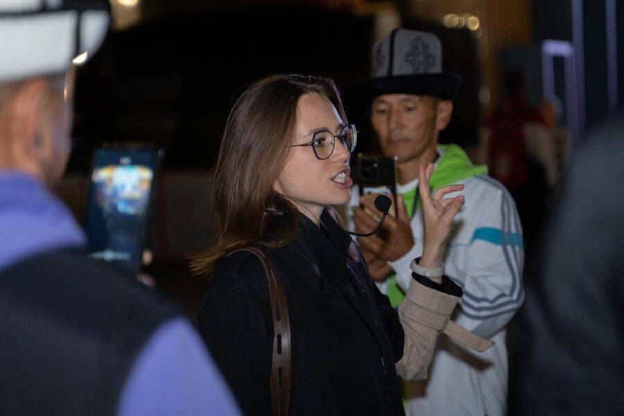 Гостям Москвы гид Анастасия делится увлекательными фактами Гид Анастасия рассказывает гостям столицы интересные факты