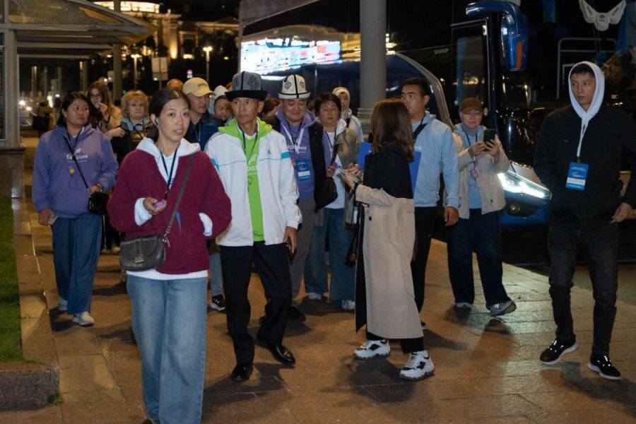 Ночная экскурсия по Москве с гидом для многочисленной группы посетителей Ночная прогулка с гидом по Москве для большой группы гостей