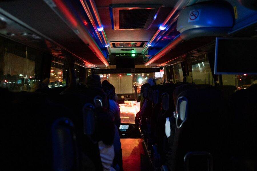 Вид изнутри автобуса в ночное время Вид ночного автобуса изнутри