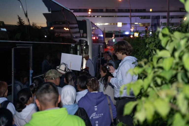 莫斯科夜间巴士之旅。登车。