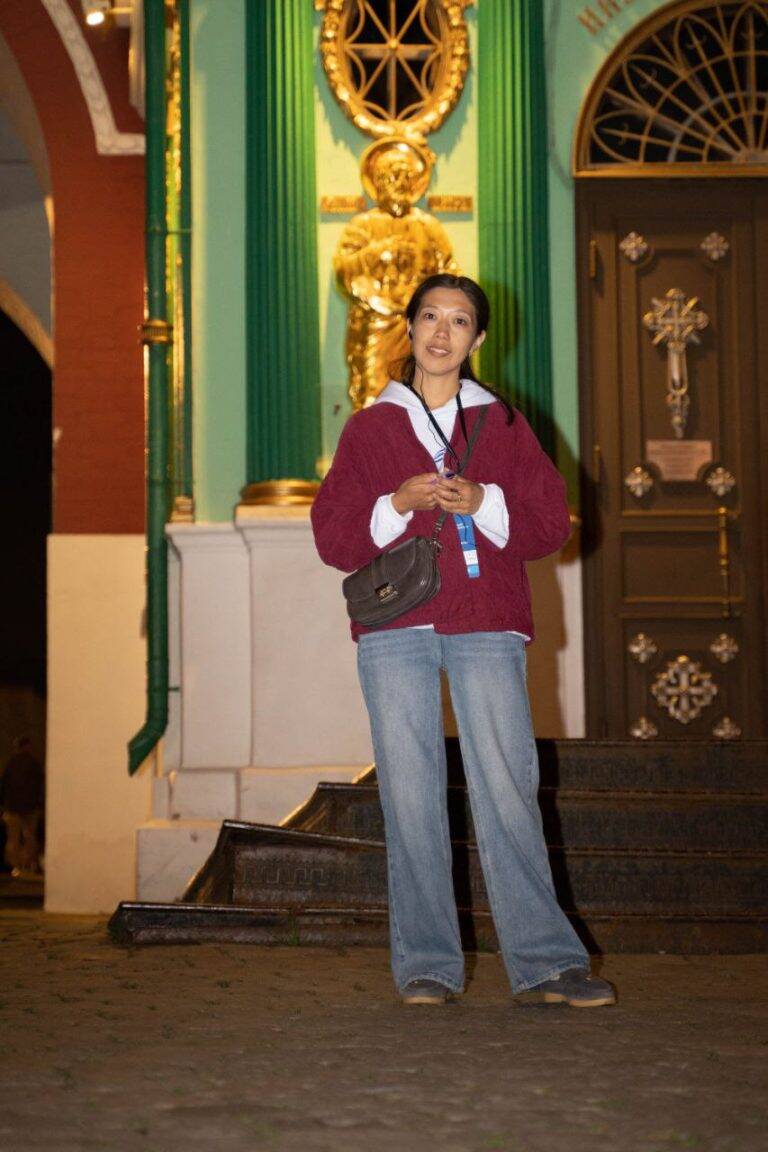 Гостья из Кыргызстана у Иверской часовни