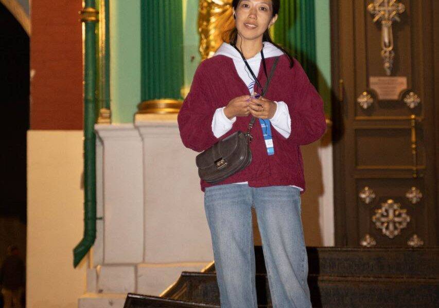 Женщина из Кыргызстана возле часовни Иверской Гостья из Кыргызстана у Иверской часовни