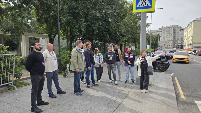 Болотная площадь, около ЖК The Residence Mandarin Oriental и ЖК Золотой квартал 1 и 2. Экскурсия для риелторов ГК "Самолёт".