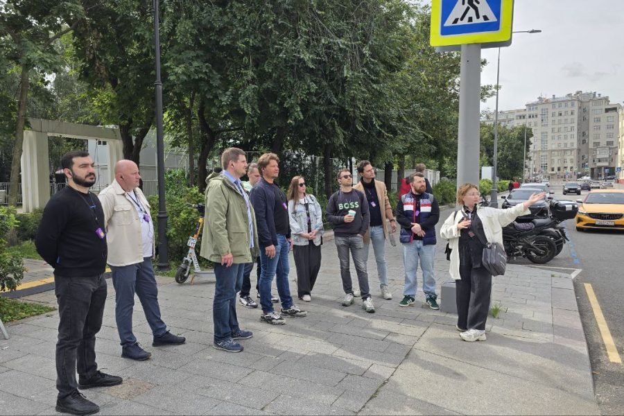 Болотная площадь возле ЖК Золотой квартал 1 и 2 и ЖК The Residence Mandarin Oriental. Прогулка с гидом для риелторов компании ГК 'Самолёт'. Болотная площадь, около ЖК The Residence Mandarin Oriental и ЖК Золотой квартал 1 и 2. Экскурсия для риелторов ГК "Самолёт".