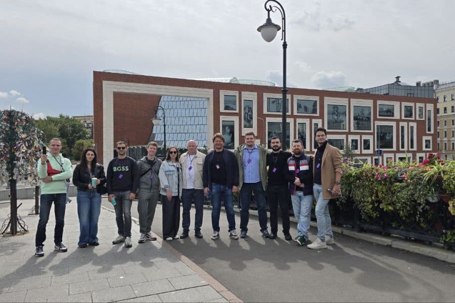 ГК "Самолёт" на фоне нового здания Третьяковской галереи и Лужков мост. Прогулка с гидом по Москве Лужков мост, ГК "Самолёт" на фоне нового корпуса Третьяковской галереи. Экскурсия по Москве