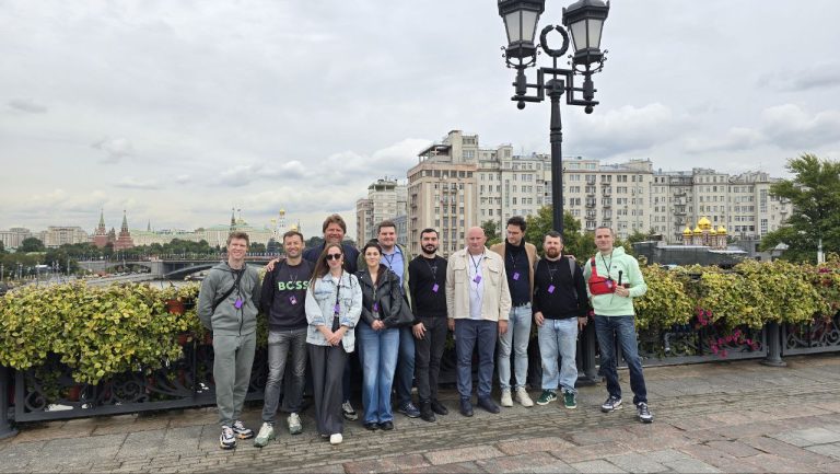 Патриарший мост, группа на фоне Кремля и Дома на набережной. Экскурсия по Москве для риэлторов компании "Самолёт"