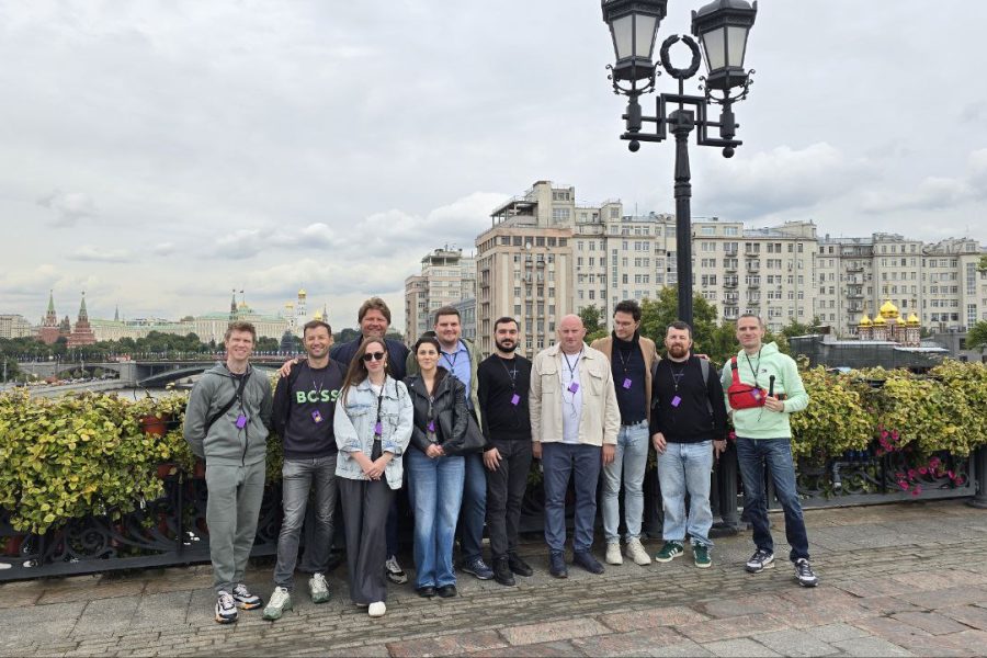 Группа риэлторов компании 'Самолёт' на фоне Дома на набережной и Кремля, Патриарший мост. Прогулка с гидом по Москве. Патриарший мост, группа на фоне Кремля и Дома на набережной. Экскурсия по Москве для риэлторов компании "Самолёт"