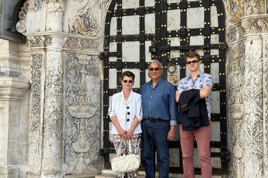 Северный вход в Архангельский собор Кремля. Экскурсия по Москве для гостей из Пакистана