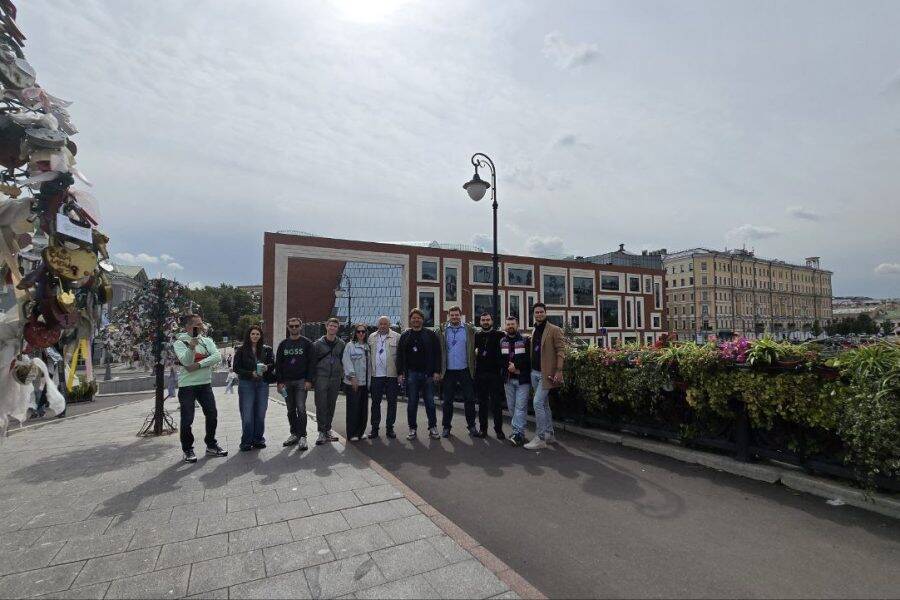 Экскурсионная группа на Лужковом мосту и новый корпус Третьяковской галереи. Компания "Самолёт" на экскурсии по архитектурным объектам Москвы. Лужков мост, группа на фоне нового корпуса Третьяковской галереи. Группа компаний "Самолёт" на экскурсии об архитектуре и застройке по Москве.