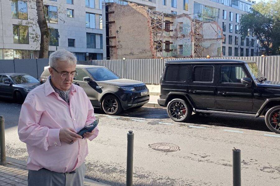 Гарретт Джонстон на частной прогулке с гидом «Золотая миля» в Москве. Экскурсия по улицам Пречистенки и Остоженки. Гарретт Джонстон на индивидуальной экскурсии "Золотая миля" по Москве. Прогулка по районам Пречистенки и Остоженки