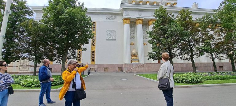Прогулка по ВДНХ с гидом. Бюро "Радиус". Гид Алексей