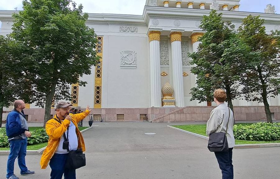 Экскурсия по территории ВДНХ вместе с гидом. Бюро 'Радиус'. Экскурсовод Алексей Прогулка по ВДНХ с гидом. Бюро "Радиус". Гид Алексей