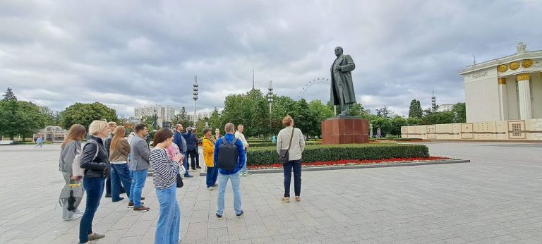 Памятник Ленину на ВДНХ. Экскурсия по Москве корпоративная